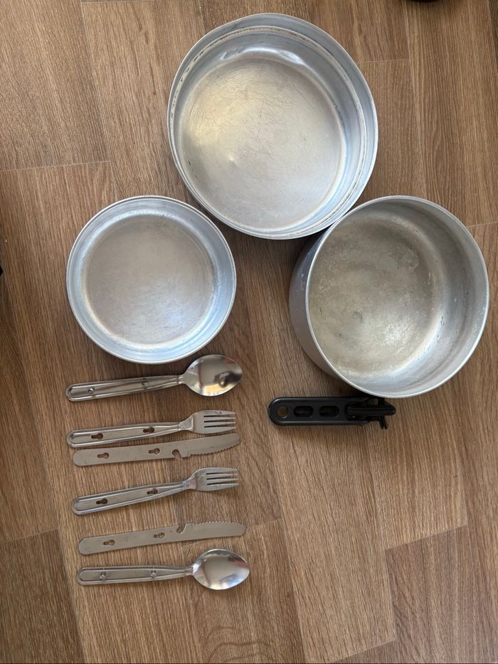 casserole et couvert de camping