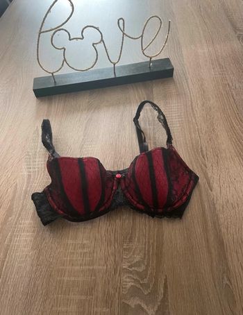 Très jolie soutien gorge rouge et noire 🥰 taille 90B