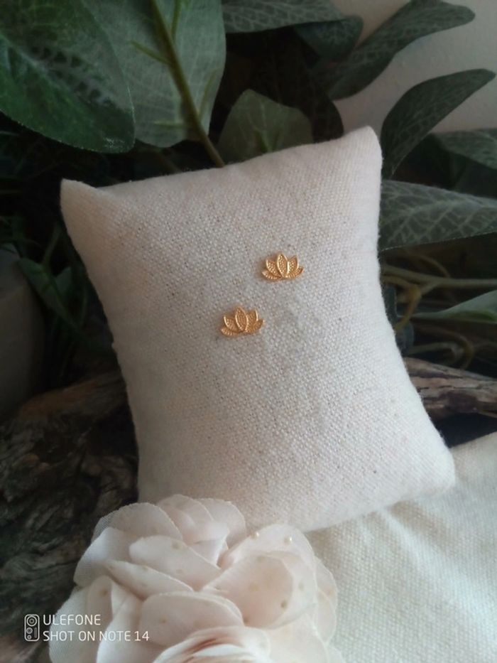 Petites boucles d'oreilles fleurs lotus dorées