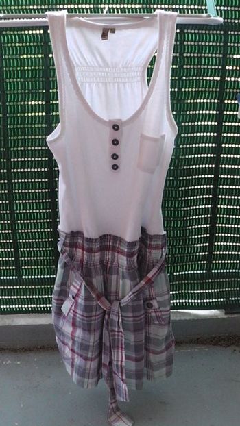 Robe blanche haut blanc débardeur type Marcel bas à carreaux, avec poches + ceinture