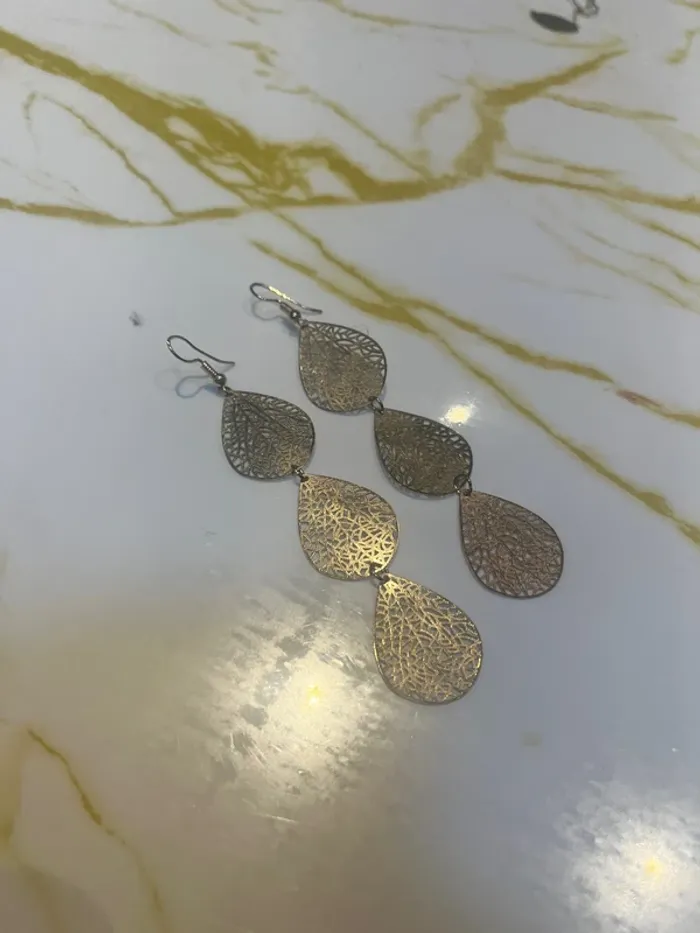 Boucle pendante dorée - photo numéro 2