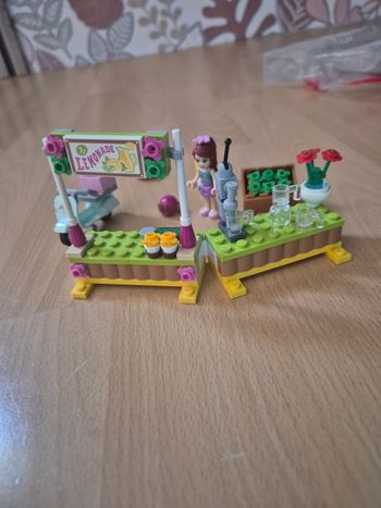 Lego friends le stand de limonade de Mia