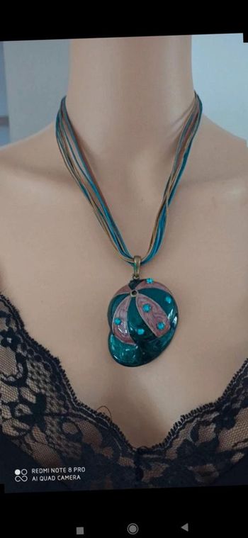 Collier casquette verte marron