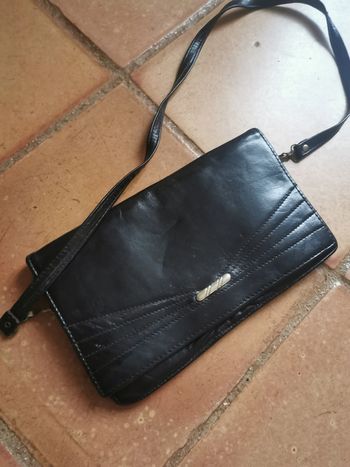 Pochette noire à rabat bouton doré