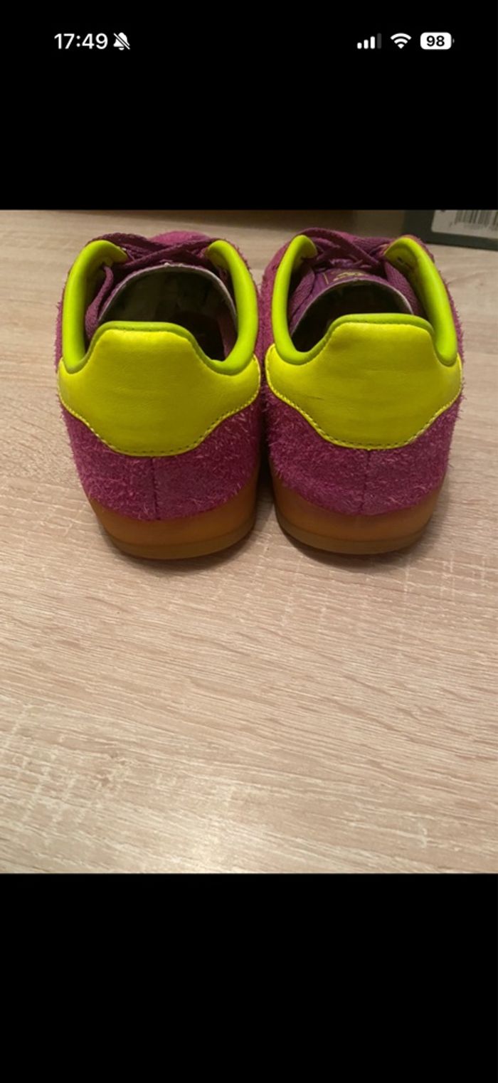 Adidas Gazelle Indoor violette et jaune - photo numéro 4