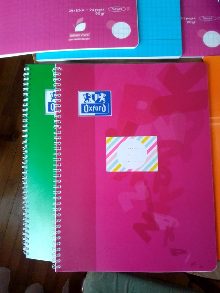 Lot cahiers fournitures scolaires - photo numéro 2