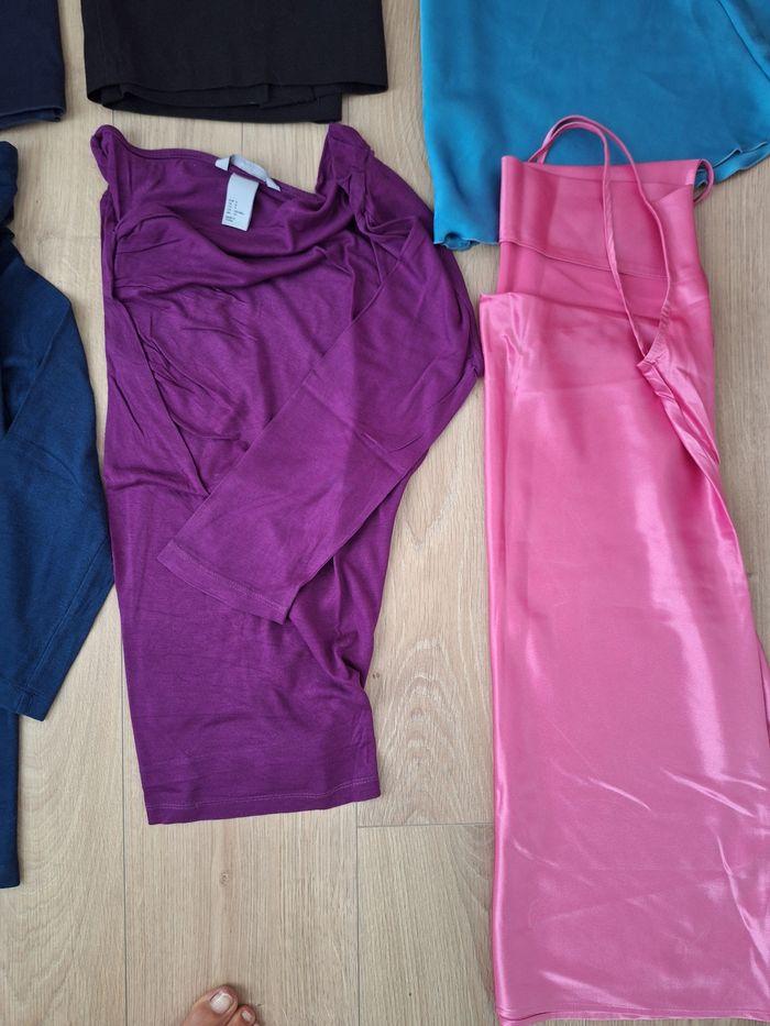 Lot 8 vêtements taille 38, 2 tee-shirts manches longues, 3 jupes, 1 boléro, 2 nuisettes satinées. - photo numéro 3