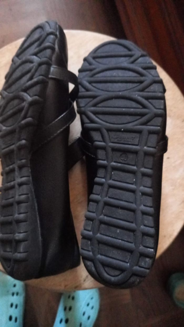 Paire de chaussures noires en cuir femme - photo numéro 3