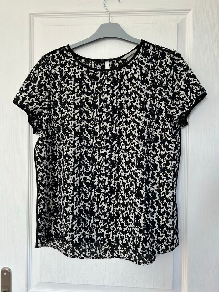 Blouse H&M à manches courtes blanche, noire et bleue à motifs