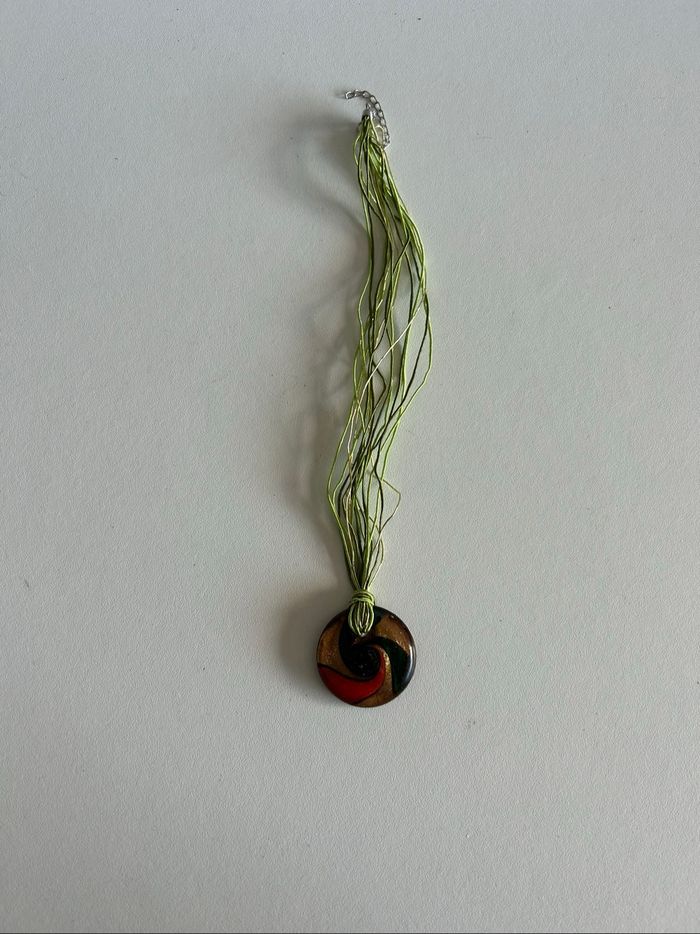Collier pendentif en résine motif spiralé multicolore - photo numéro 2