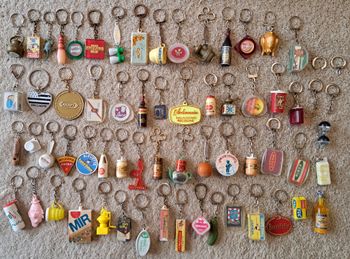Lot d'une cinquantaine d'anciens porte clés