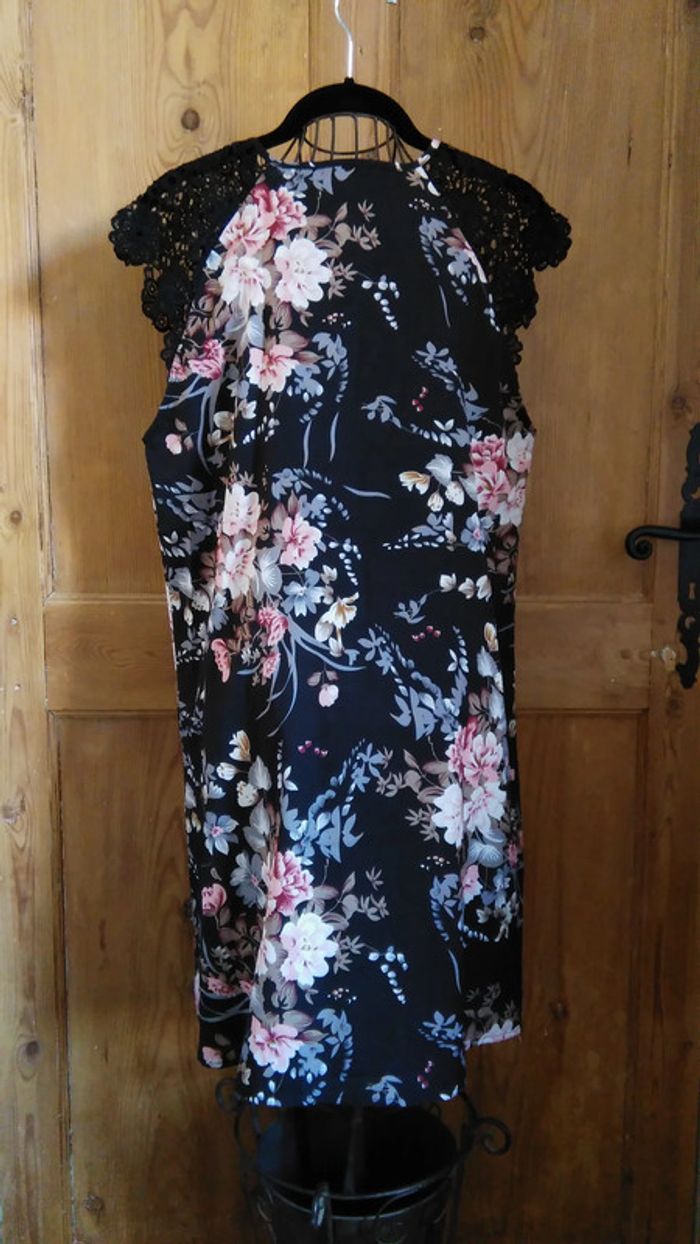 Robe noire avec imprimé floral et dentelle neuve Shein - photo numéro 2
