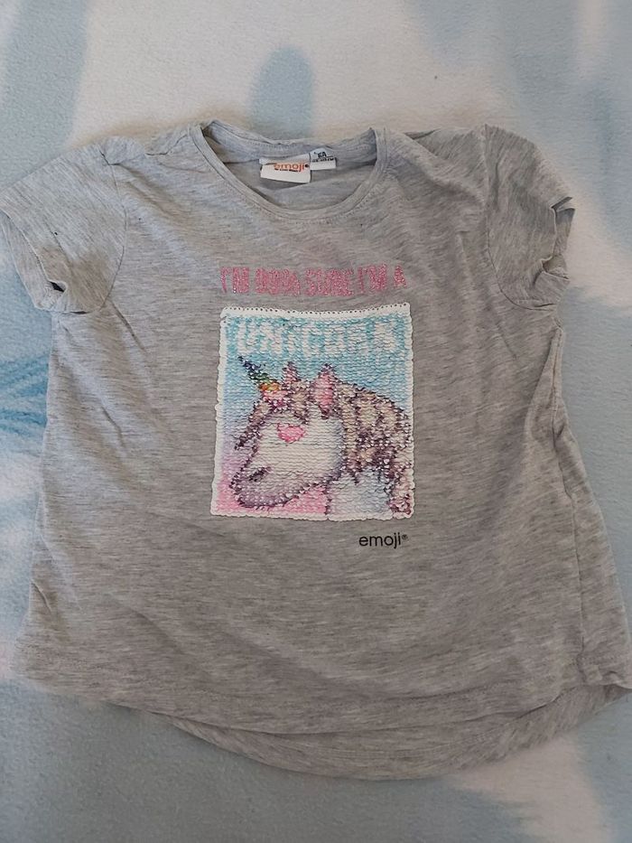 Tee-shirt emoji