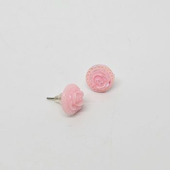 Paire de boucles d'oreilles.
Neuve.
Fleur rose ronde