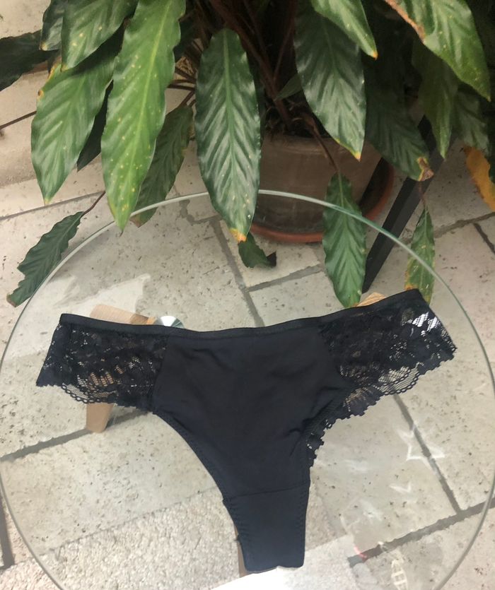 string noir dentelle et bijoux 36