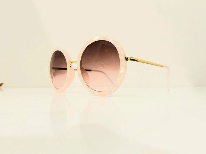 Lunette de soleil femme ronde rose marbré et dorée verres dégradés UV protection catégorie 2