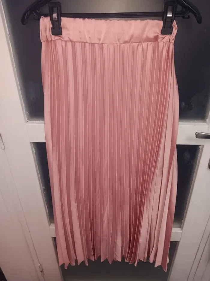 Jupe S plissée satinée rose poudré élégante - photo numéro 2
