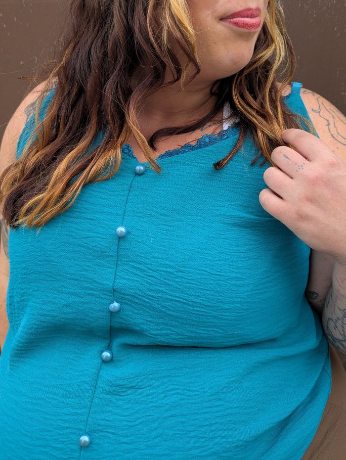 Top fluide Genève bleu canard col en V dentelle
TU curvy - photo numéro 3