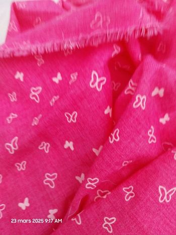 Coupon de 2 m x 1,40 m – coton - fond rose fuchsia motifs papillons blancs – Mondial Tissus