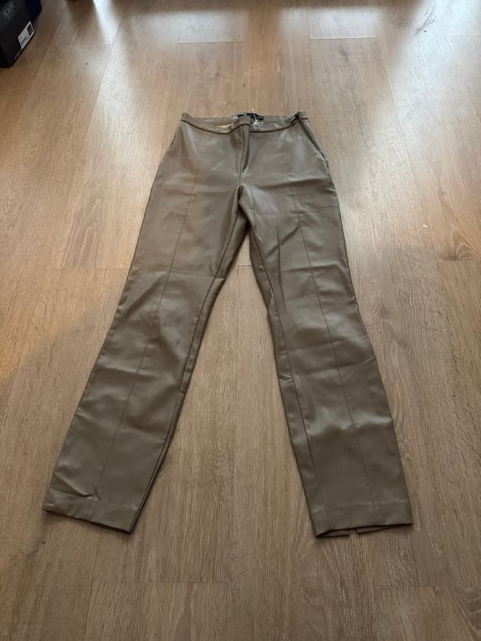 Pantalon similicuir, couleur beige, taille 36 marque Zara - photo numéro 1