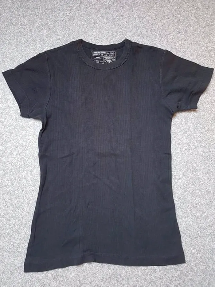 New look t-shirt noir taille L mais taille petit
Très bon état
