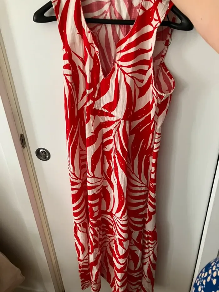 Robe mi longue rouge et blanche T 44