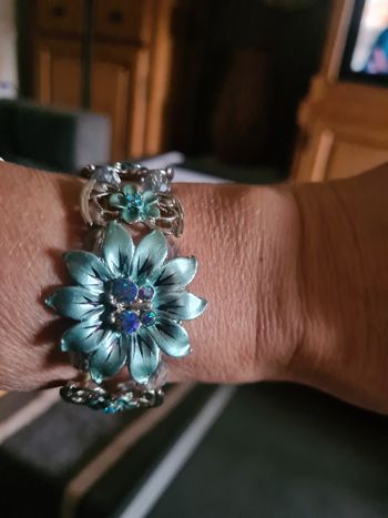Bracelet. Élastique. Bleu / vert. Motif fleurs papillon.