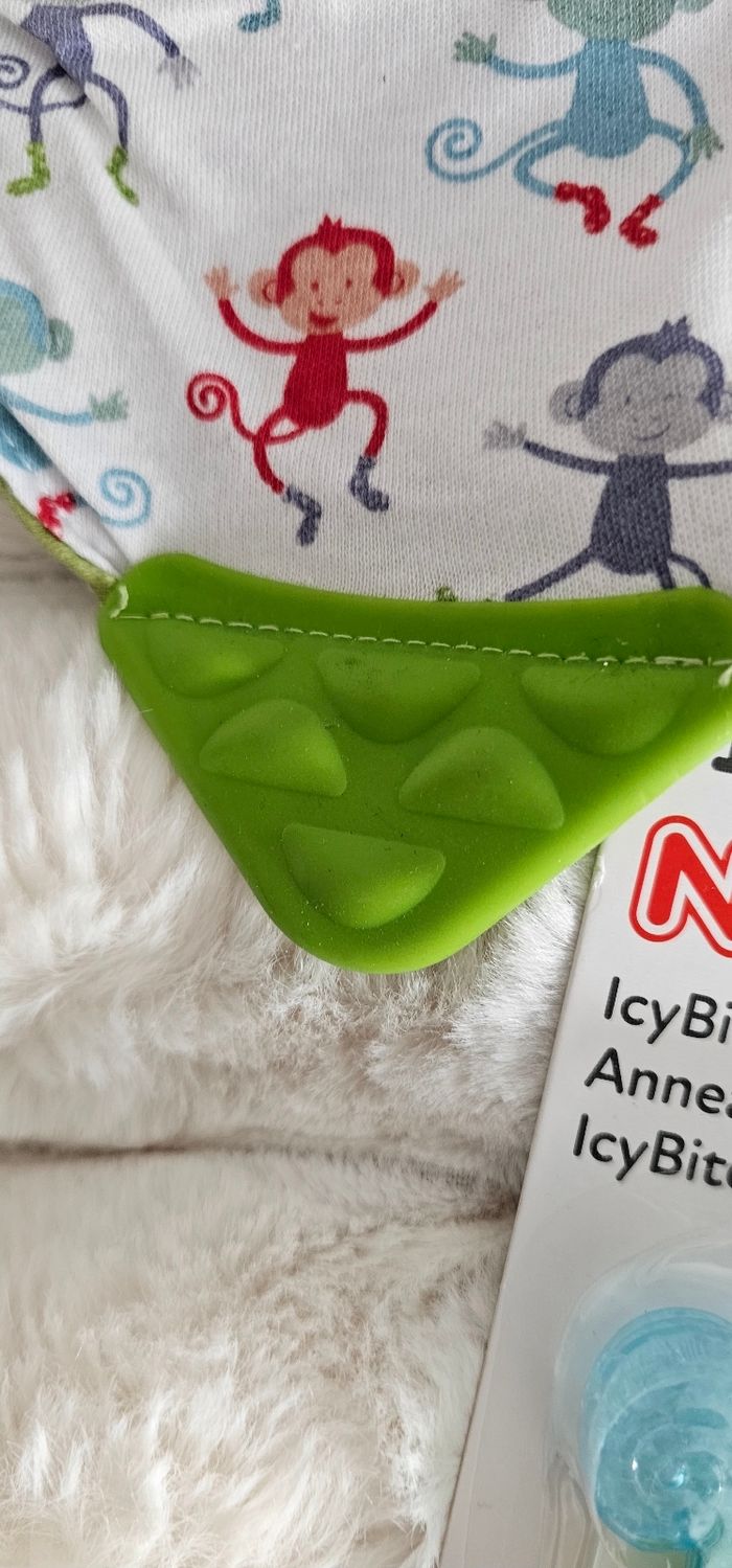 Lot de 2 bavoirs & anneau de dentition rafraîchissant Nûby Neuf - photo numéro 4