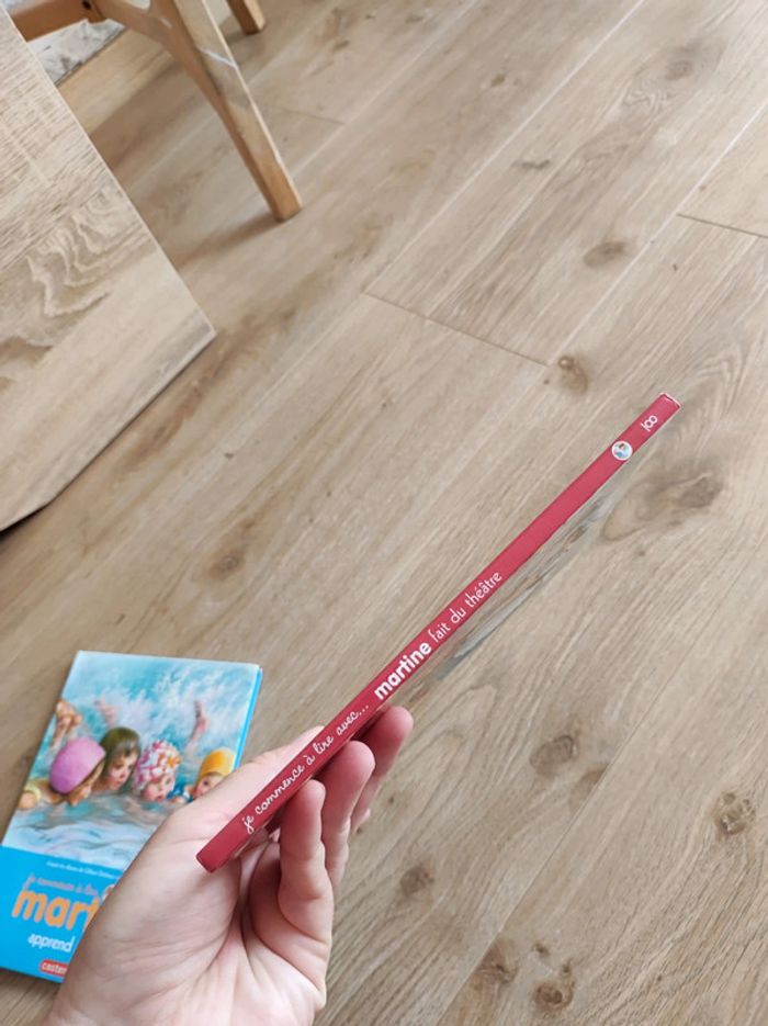Je commence à lire - Martine garde son petit frère, fait du théâtre, apprends à nager - photo numéro 11