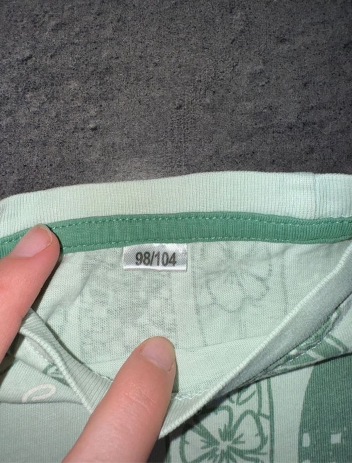 Tee shirt vert avec motifs - photo numéro 2