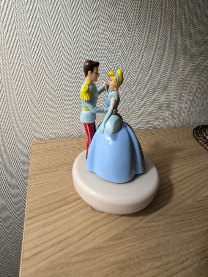 Figurine Disney musical Cendrillon et son prince
