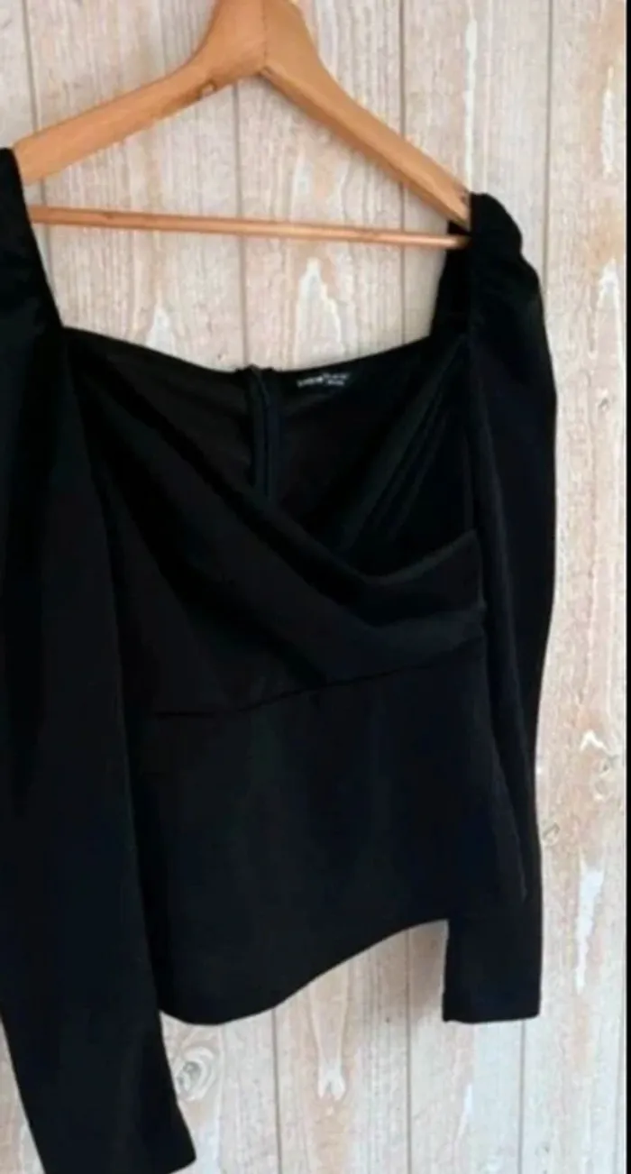 Haut noir élégant