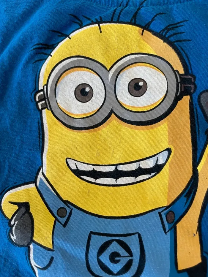 2 teeshirts Minions 5 et 6 ans manches courtes - photo numéro 3