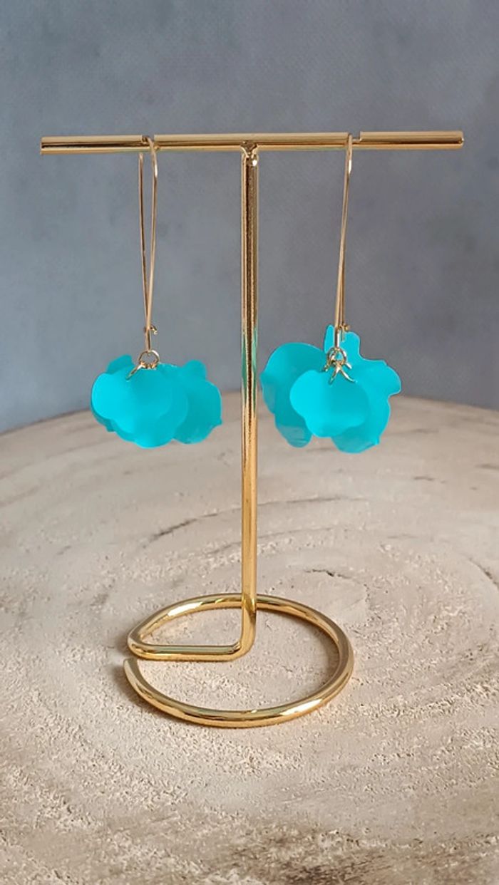 Jolies créoles longues en acier inoxydable et pétales acryliques