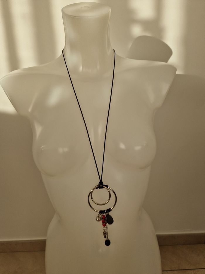 Collier long avec diverses décorations - photo numéro 2