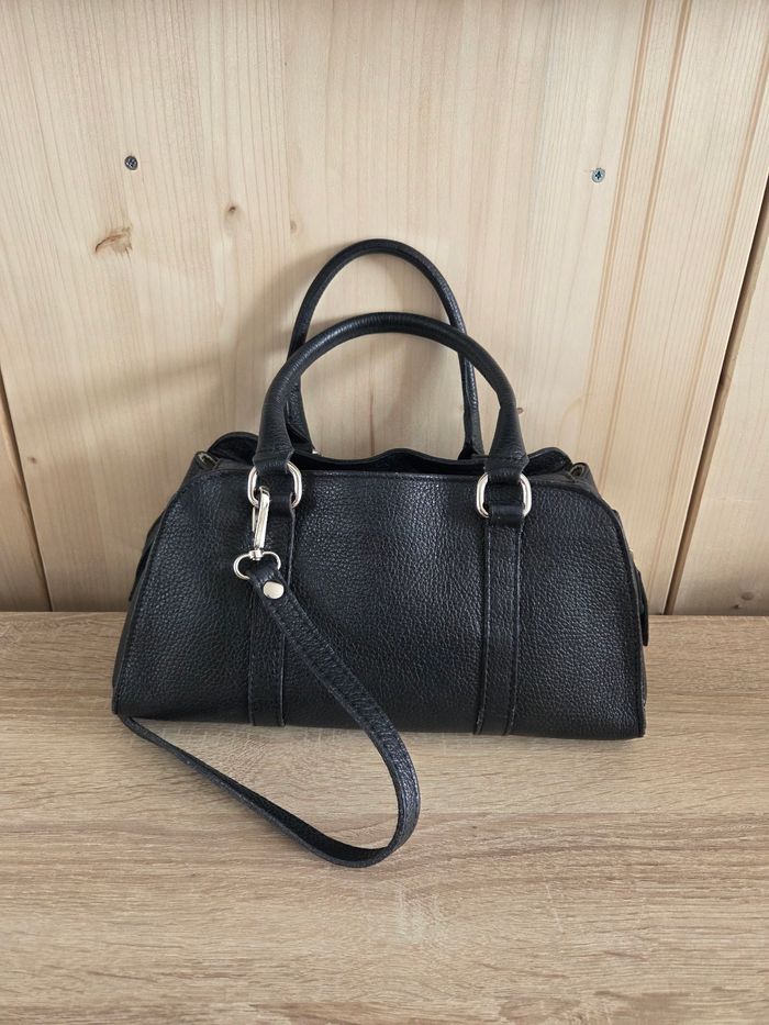 Sac à main en cuir avec un petit nœud et bandoulière - photo numéro 4