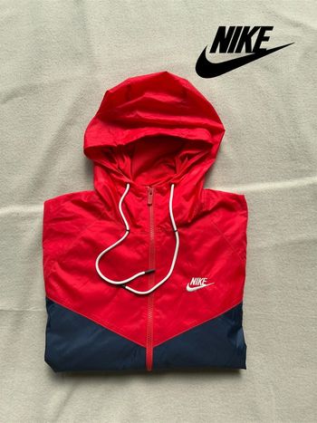 Veste sportwear coupe vent bleu marine et rouge Nike taille S en très bon état