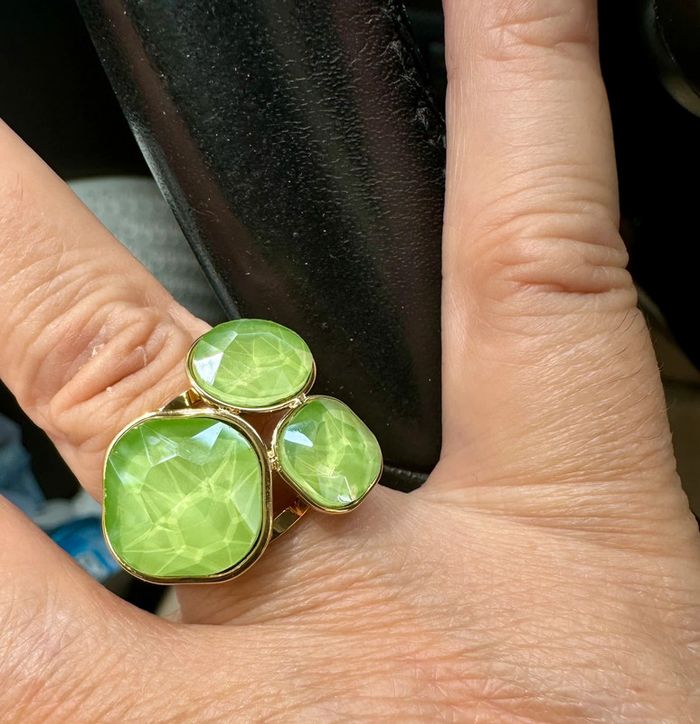 Bague réglable acier inoxydable or 3 pavés multi facettes verts - photo numéro 3