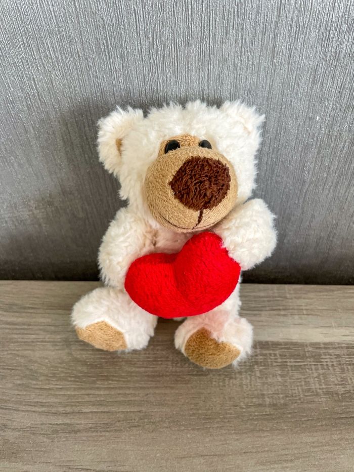 Ours en peluche avec cœur Out Of The Blue