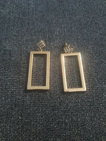 Neuve boucles d'oreilles clous doré