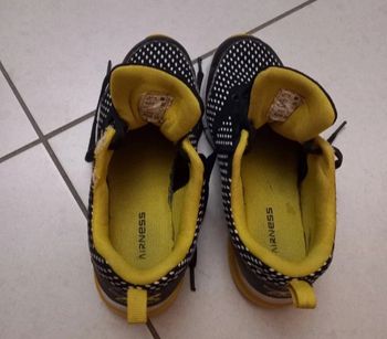 Paire Airness noires et jaunes pointure 36