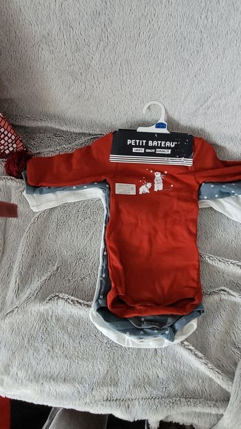 Bodies petit bateau neufs 3 mois