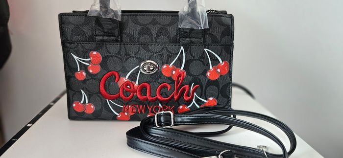 Jolie petite sac coach neuf