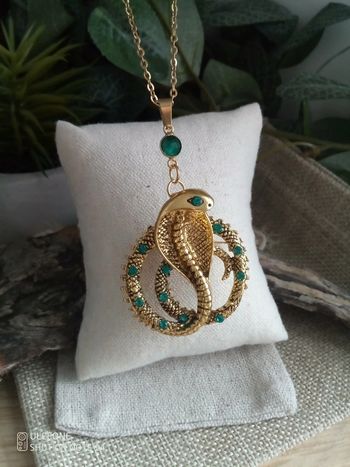 Collier émeraude naturelle et serpent enroulé