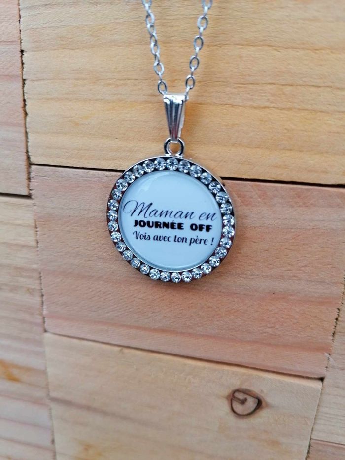 Collier avec pendentif strass personnalisé " maman en journée of vois avec ton père". Cadeau fête des mères, maman. - photo numéro 5