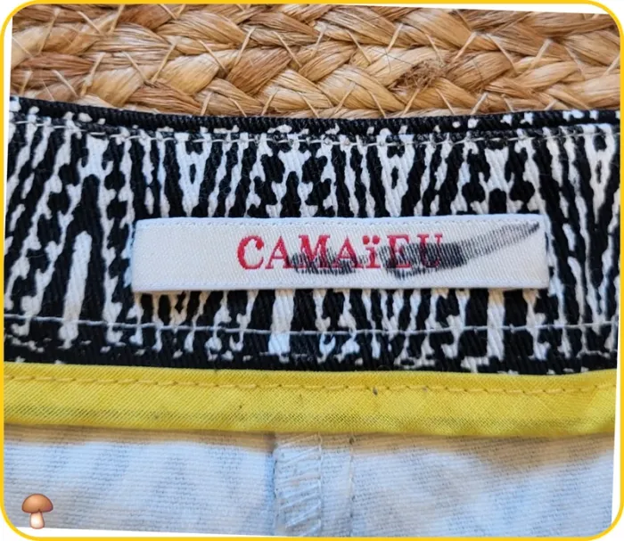Short motif ethnique noir et blanc - Camaïeu - Taille 40
- Femme - Très bon état - photo numéro 3