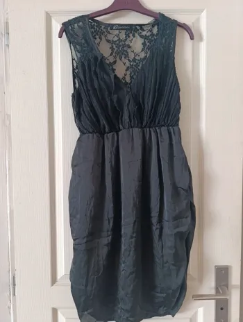 Robe satinée et dentelle L/XL