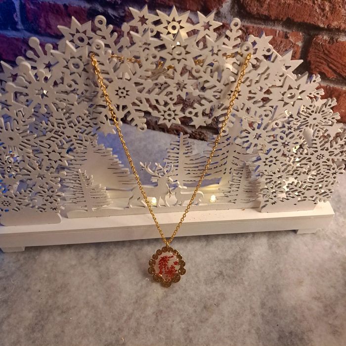 Collier avec pendentif en résine florale