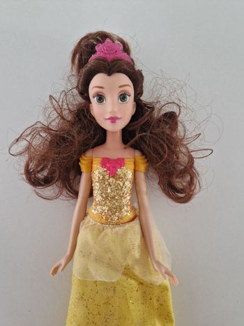 Barbie / poupée princesse Belle de Mattel