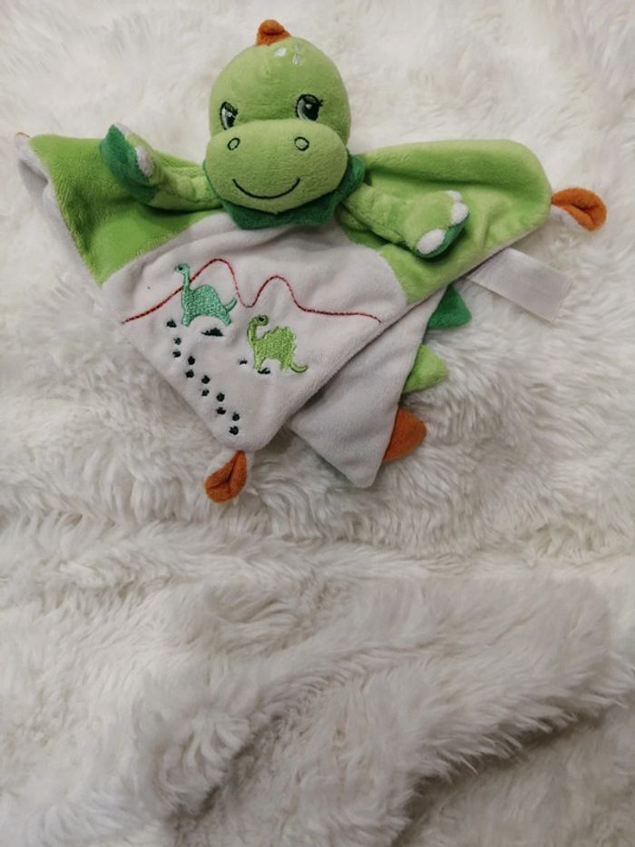 Doudou plat dinosaure dragon vert blanc orange Simba toys Kiabi nicotoy - photo numéro 2